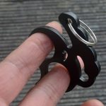 Brass Knuckle Defender with Dual Finger Design - Imagen 4