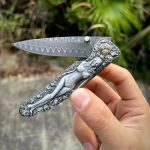 Vintage Handle Folding Knife Featuring a Damascus Steel Blade - Imagen 5